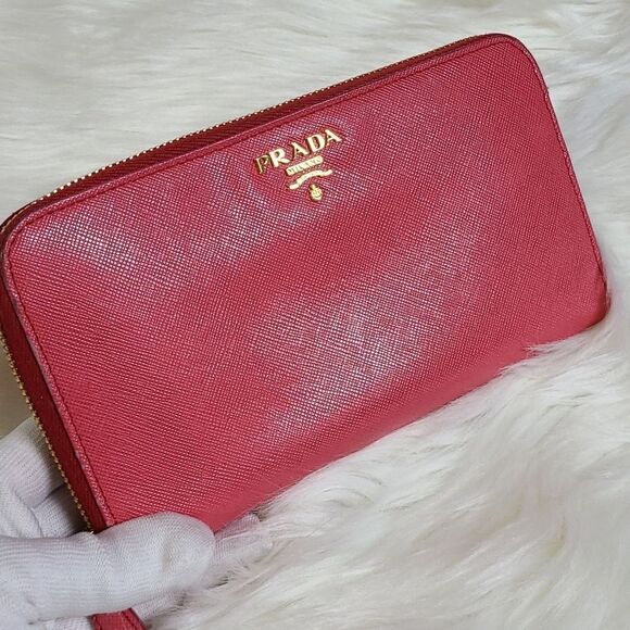💯 Authentic  Prada Wallet 🍀 - Picture 1 of 16